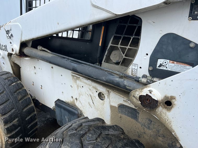 image for item JU9865 2003 Bobcat S220  skid steer loader