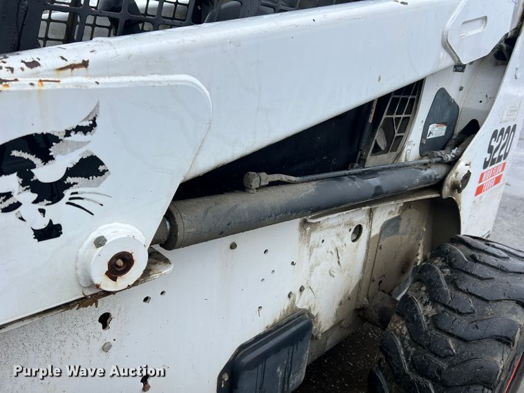image for item JU9865 2003 Bobcat S220  skid steer loader