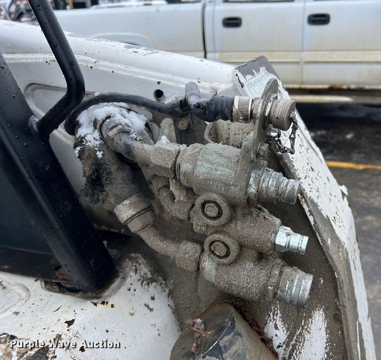 image for item JU9865 2003 Bobcat S220  skid steer loader