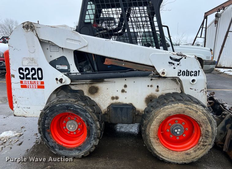 image for item JU9865 2003 Bobcat S220  skid steer loader
