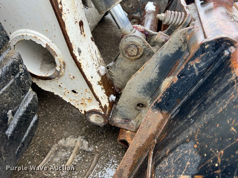 image for item JU9865 2003 Bobcat S220  skid steer loader