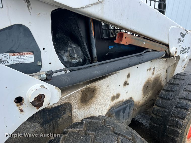 image for item JU9865 2003 Bobcat S220  skid steer loader