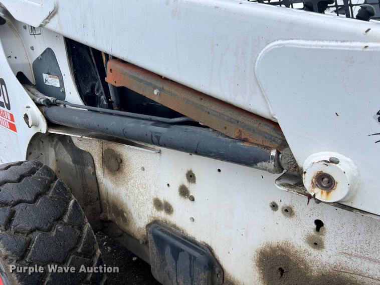 image for item JU9865 2003 Bobcat S220  skid steer loader