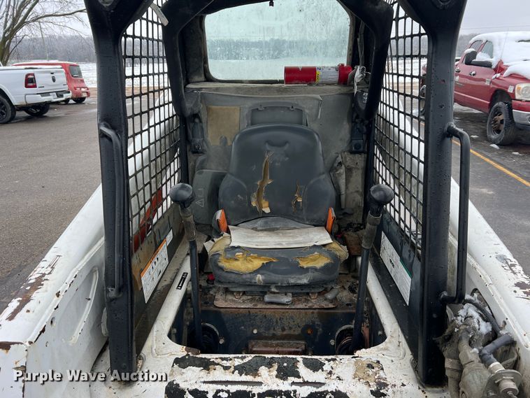 image for item JU9865 2003 Bobcat S220  skid steer loader