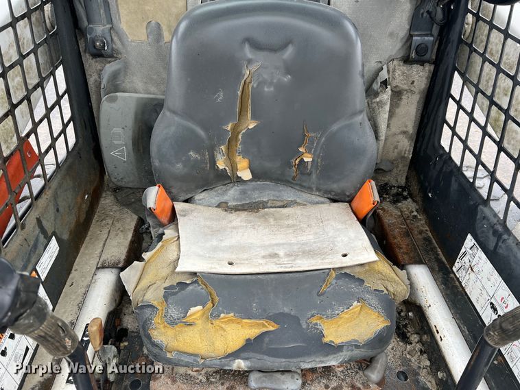 image for item JU9865 2003 Bobcat S220  skid steer loader