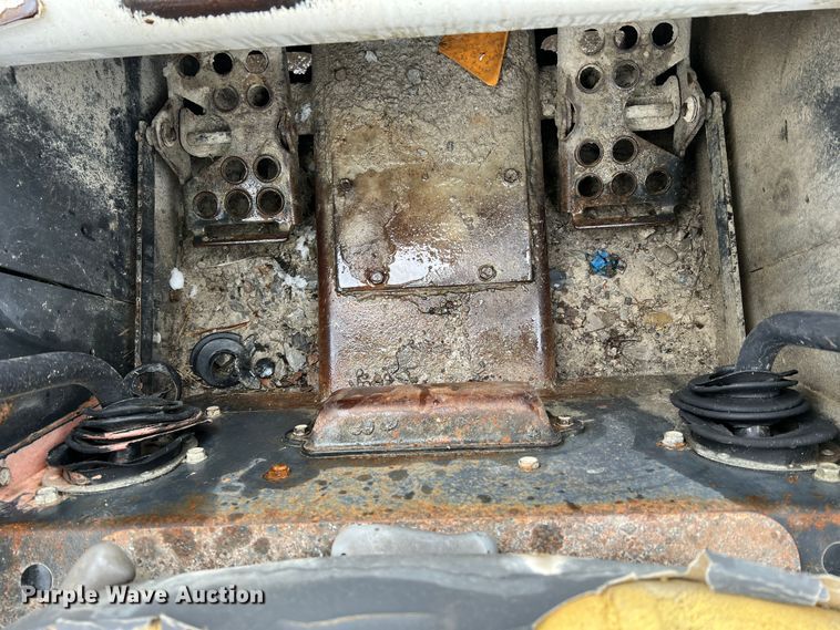 image for item JU9865 2003 Bobcat S220  skid steer loader