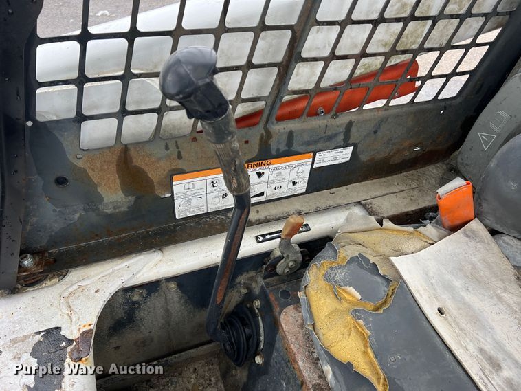 image for item JU9865 2003 Bobcat S220  skid steer loader