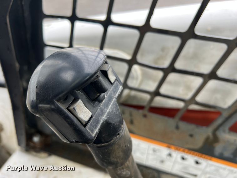 image for item JU9865 2003 Bobcat S220  skid steer loader