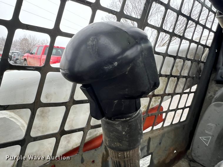 image for item JU9865 2003 Bobcat S220  skid steer loader