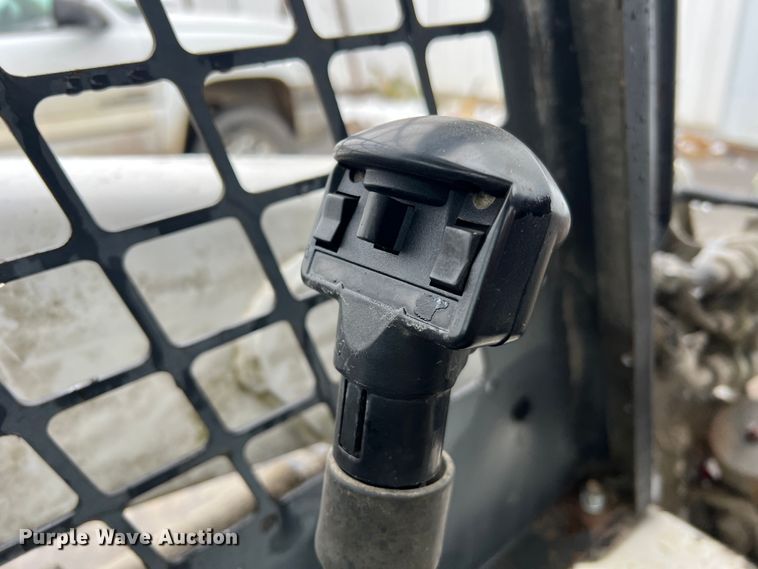 image for item JU9865 2003 Bobcat S220  skid steer loader