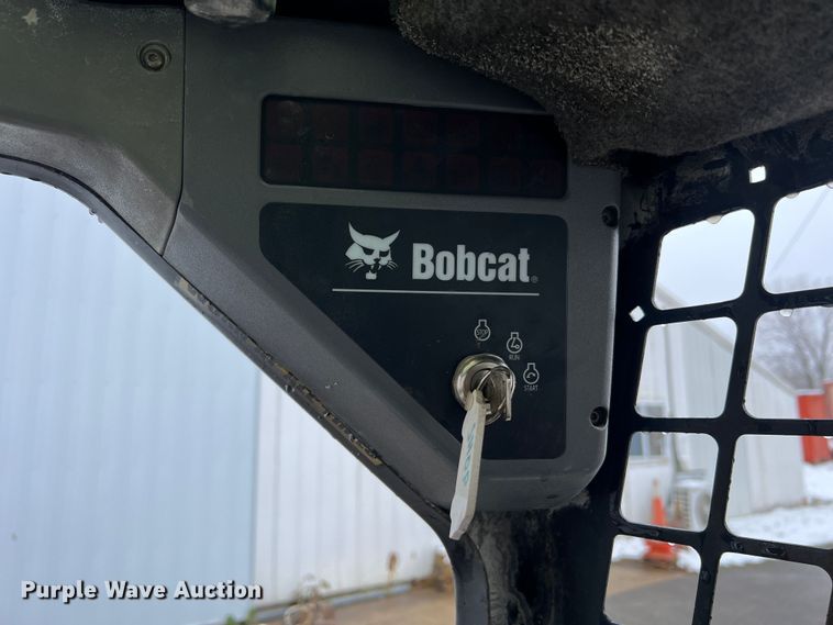 image for item JU9865 2003 Bobcat S220  skid steer loader