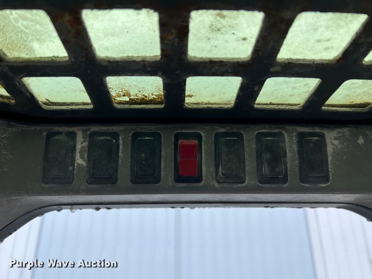 image for item JU9865 2003 Bobcat S220  skid steer loader