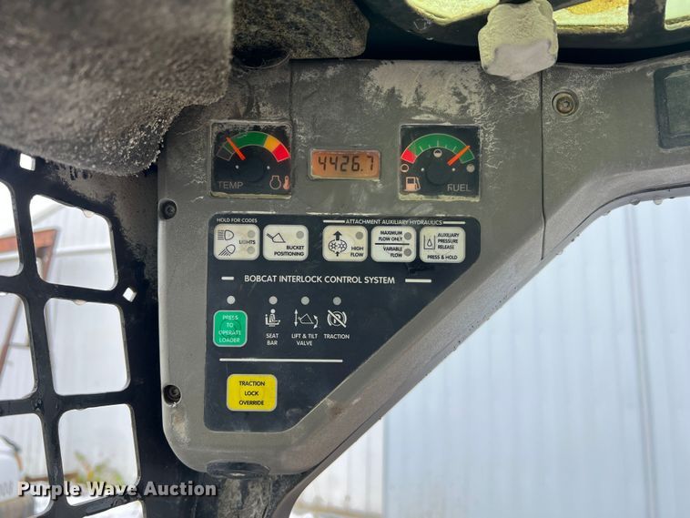 image for item JU9865 2003 Bobcat S220  skid steer loader