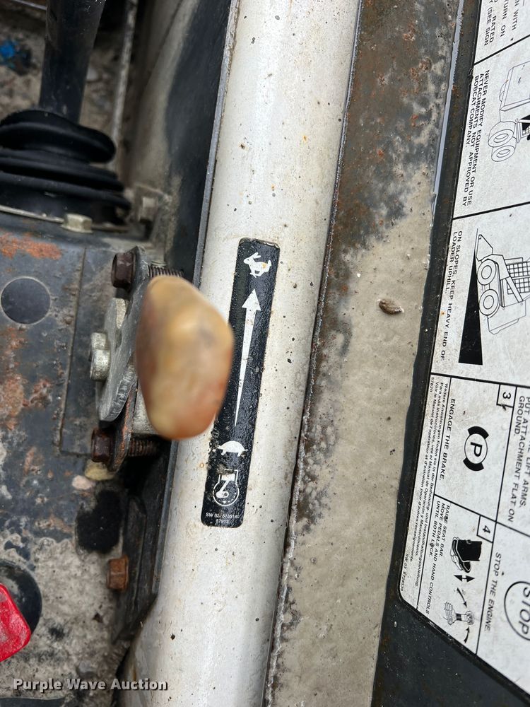 image for item JU9865 2003 Bobcat S220  skid steer loader