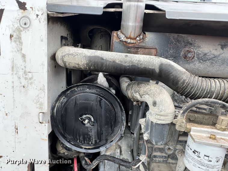 image for item JU9865 2003 Bobcat S220  skid steer loader