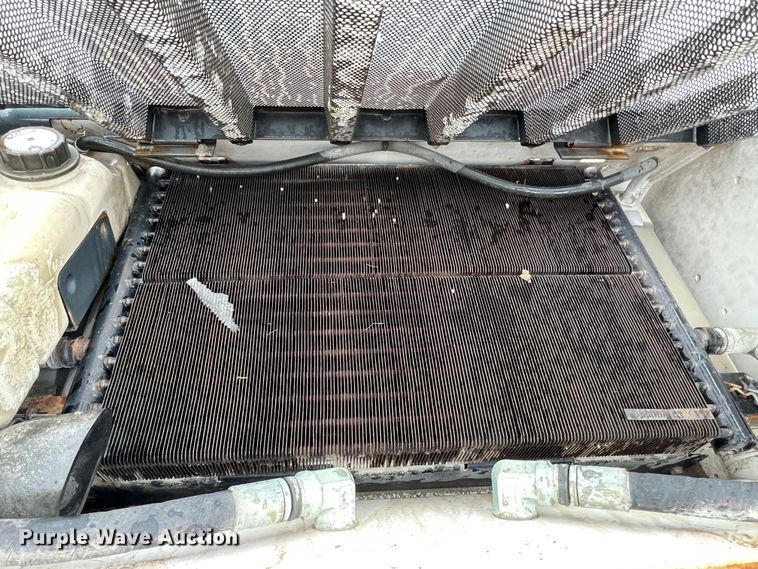 image for item JU9865 2003 Bobcat S220  skid steer loader