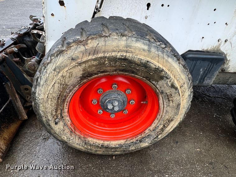 image for item JU9865 2003 Bobcat S220  skid steer loader