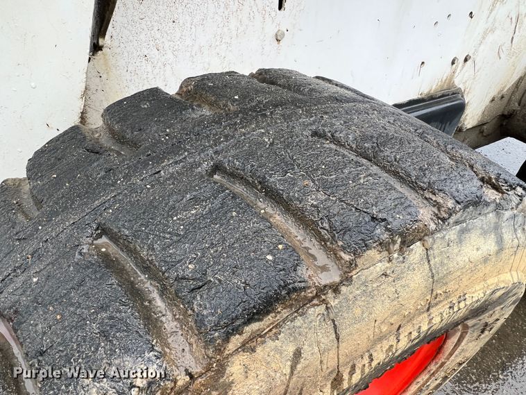 image for item JU9865 2003 Bobcat S220  skid steer loader