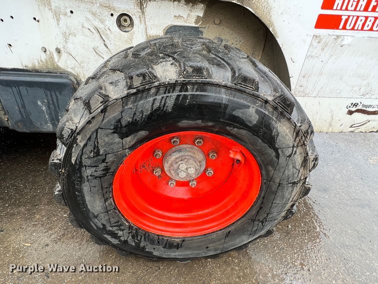 image for item JU9865 2003 Bobcat S220  skid steer loader