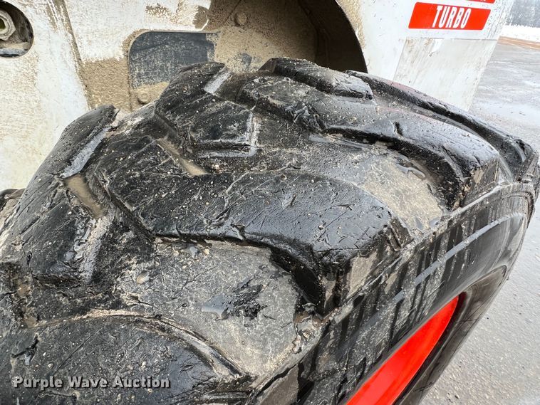 image for item JU9865 2003 Bobcat S220  skid steer loader