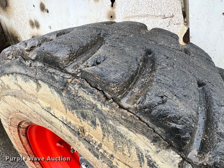 image for item JU9865 2003 Bobcat S220  skid steer loader