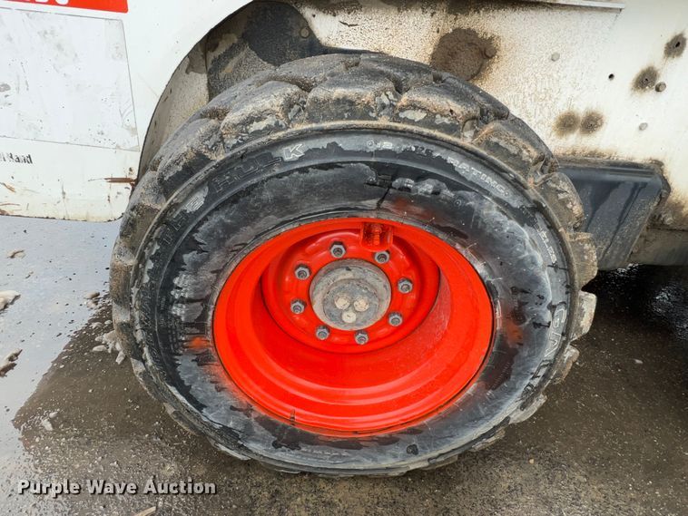 image for item JU9865 2003 Bobcat S220  skid steer loader