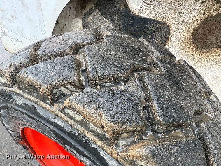 image for item JU9865 2003 Bobcat S220  skid steer loader