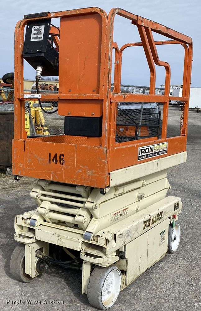 image for item JW9297 JLG 2032E2  scissor lift