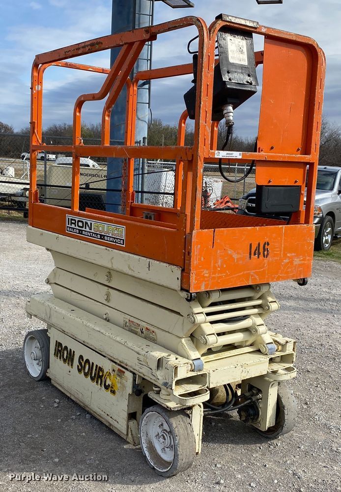 image for item JW9297 JLG 2032E2  scissor lift