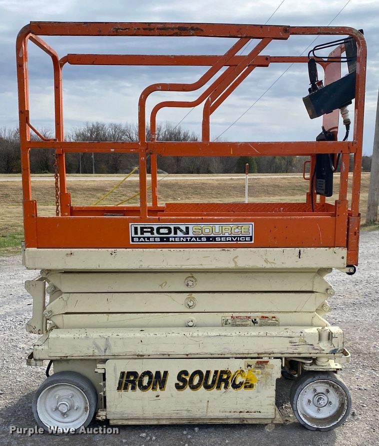 image for item JW9297 JLG 2032E2  scissor lift