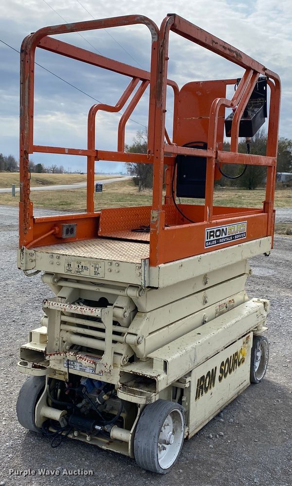 image for item JW9297 JLG 2032E2  scissor lift