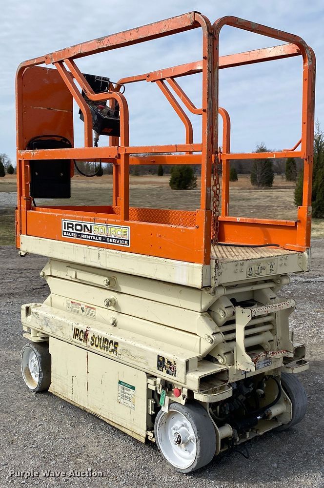 image for item JW9297 JLG 2032E2  scissor lift