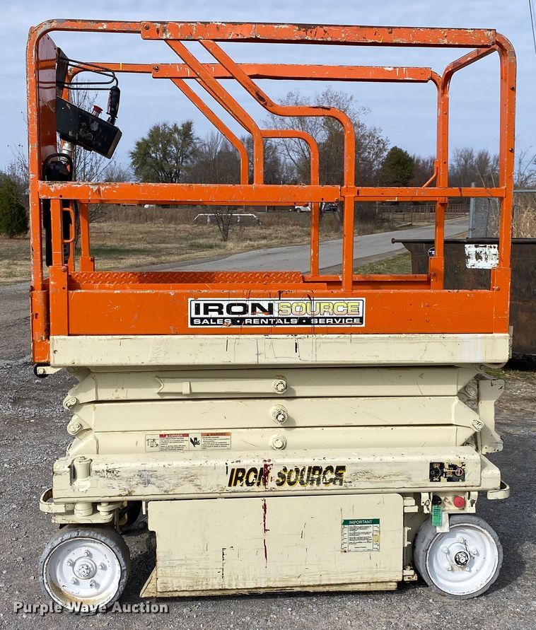image for item JW9297 JLG 2032E2  scissor lift