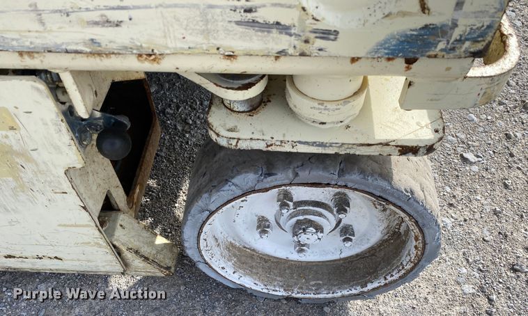 image for item JW9297 JLG 2032E2  scissor lift