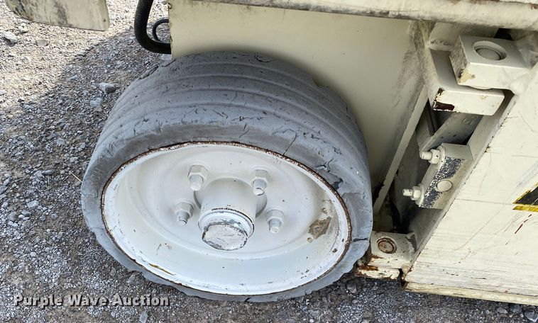 image for item JW9297 JLG 2032E2  scissor lift