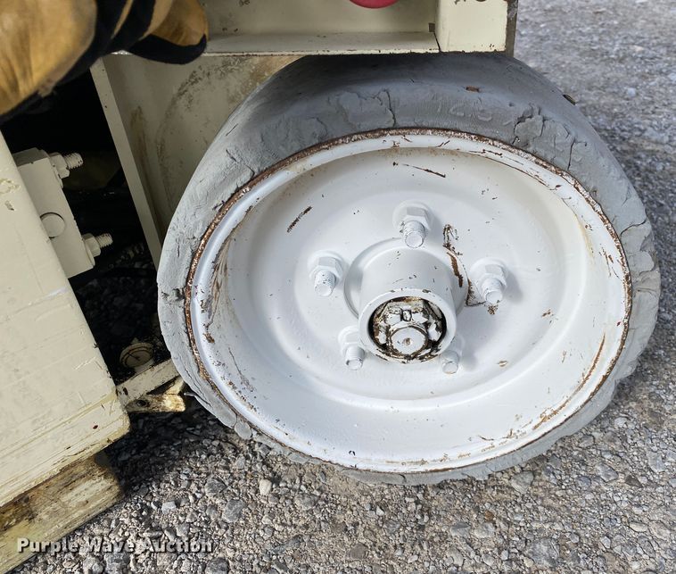 image for item JW9297 JLG 2032E2  scissor lift