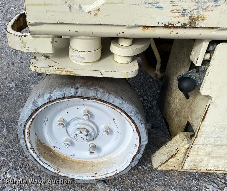 image for item JW9297 JLG 2032E2  scissor lift