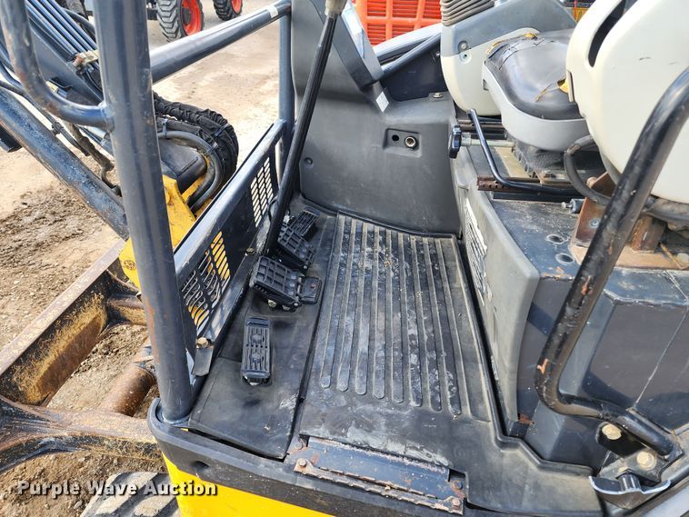 image for item JW9953 2013 John Deere 27D  mini excavator