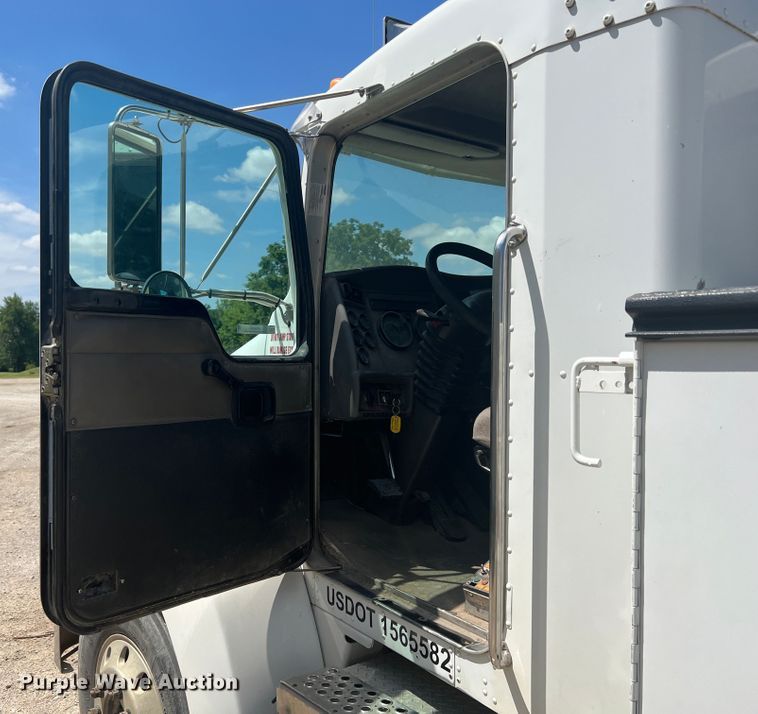 image for item JX9269 2005 Kenworth T300  utility / service truck