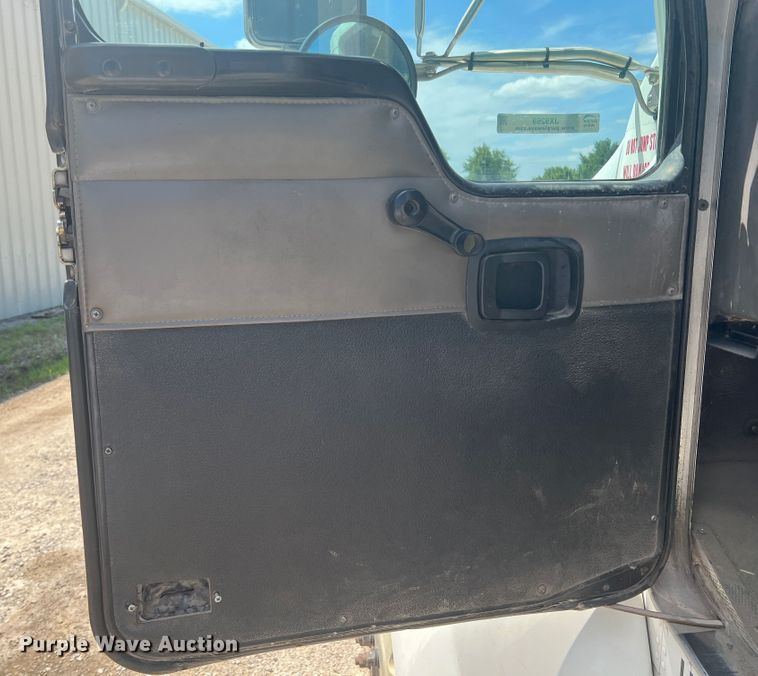 image for item JX9269 2005 Kenworth T300  utility / service truck