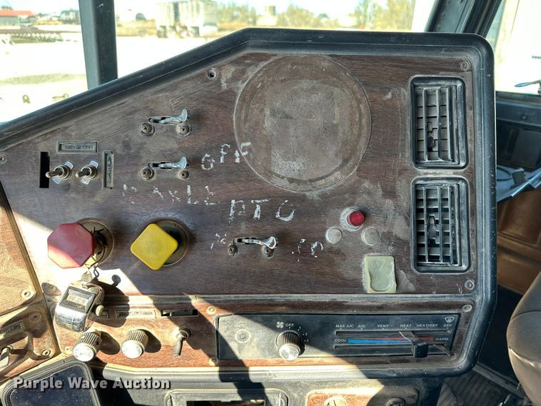 image for item KC9390 1991 Freightliner FLD  dump truck