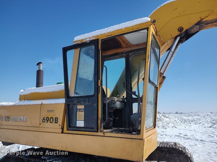 image for item KI9954 1979 John Deere 690B  excavator