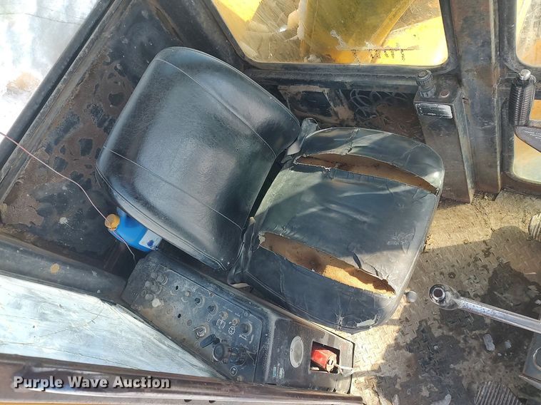 image for item KI9954 1979 John Deere 690B  excavator