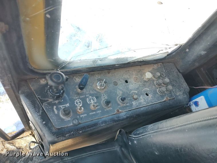 image for item KI9954 1979 John Deere 690B  excavator