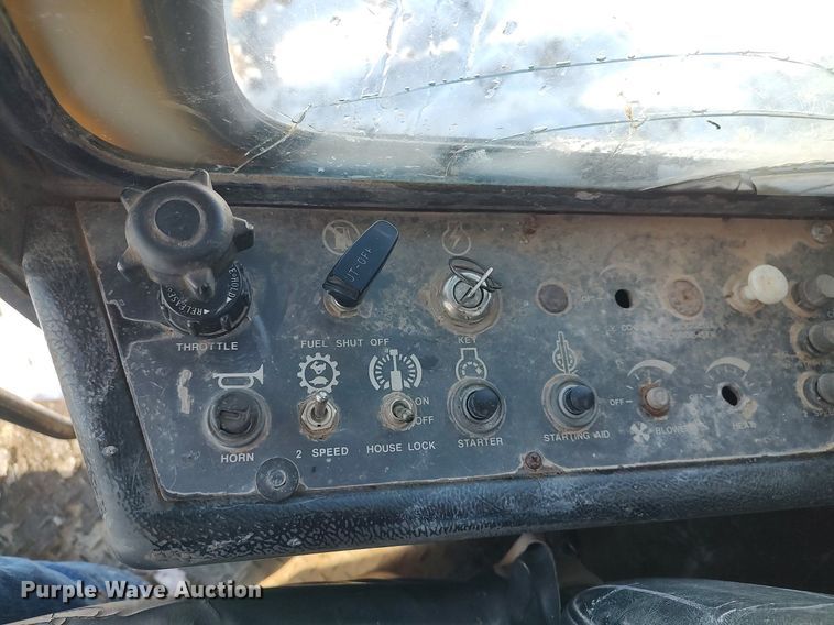 image for item KI9954 1979 John Deere 690B  excavator