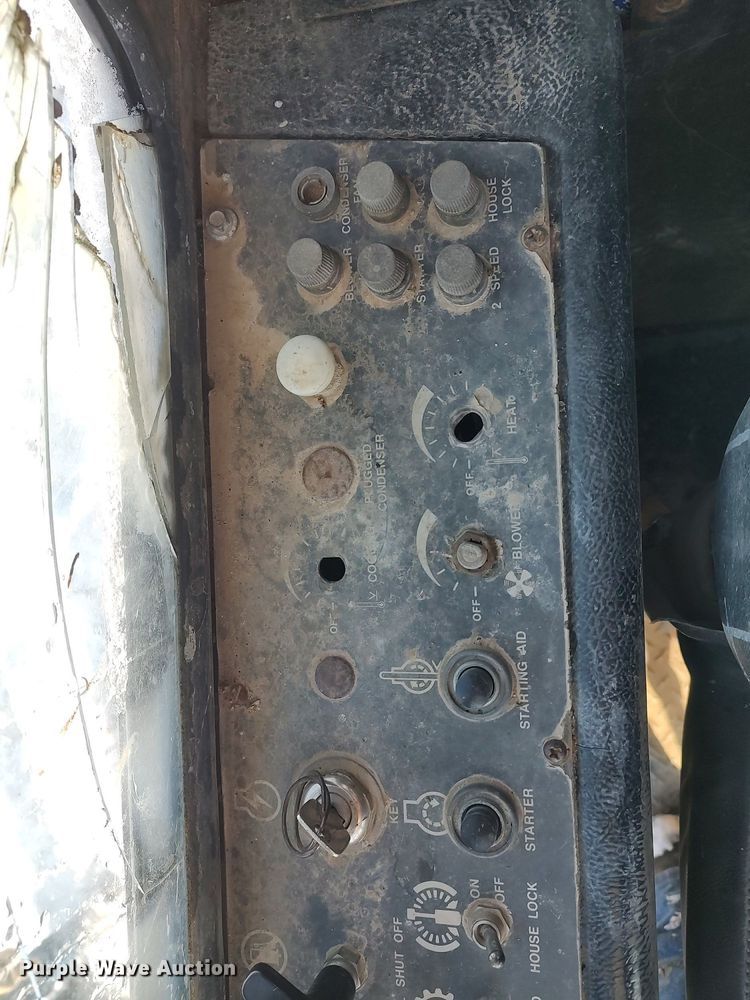 image for item KI9954 1979 John Deere 690B  excavator