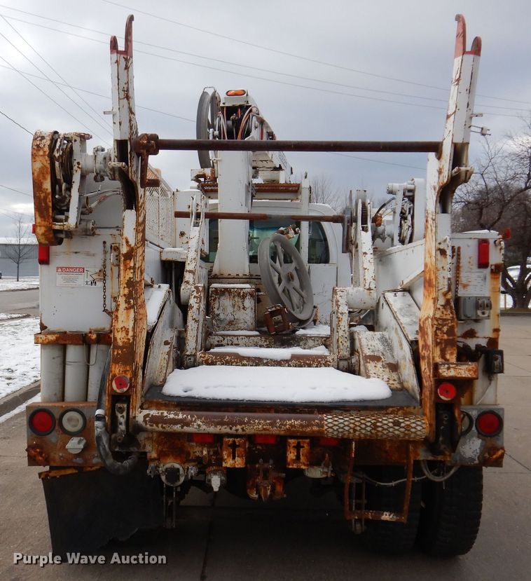 image for item KW9660 2004 GMC C8500  bucket truck
