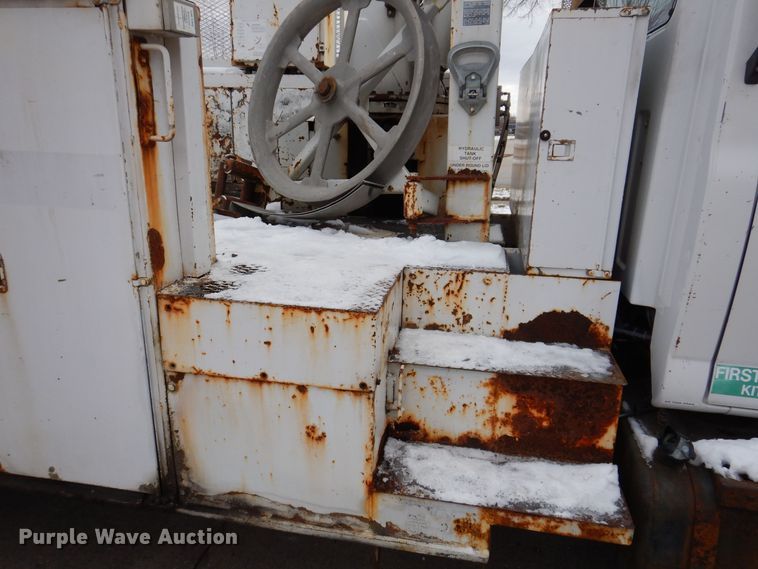 image for item KW9660 2004 GMC C8500  bucket truck