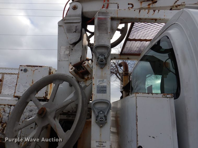 image for item KW9660 2004 GMC C8500  bucket truck