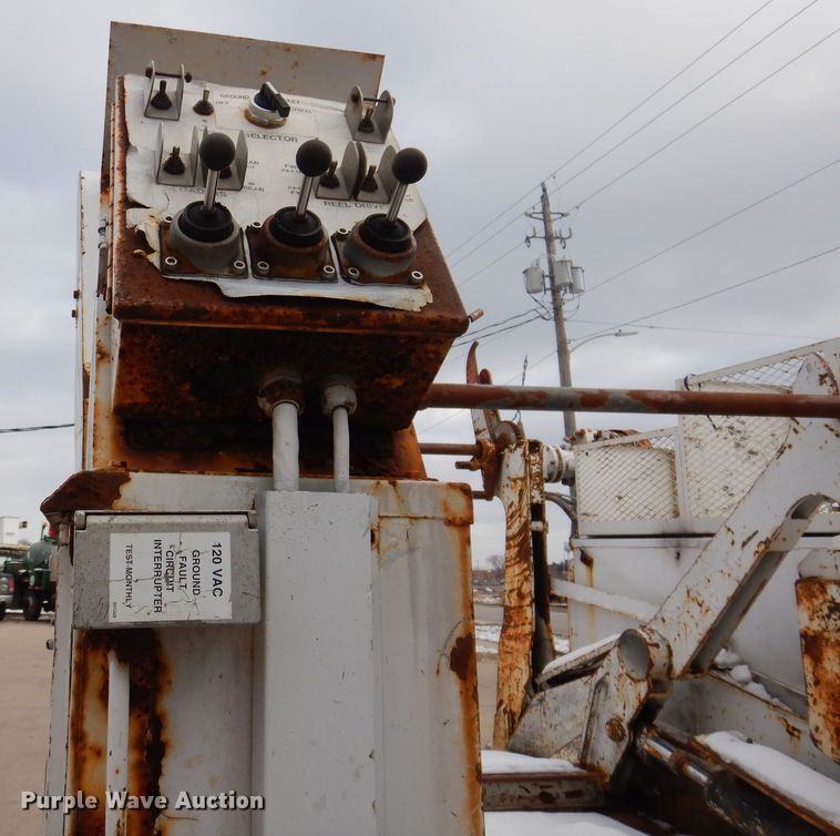 image for item KW9660 2004 GMC C8500  bucket truck